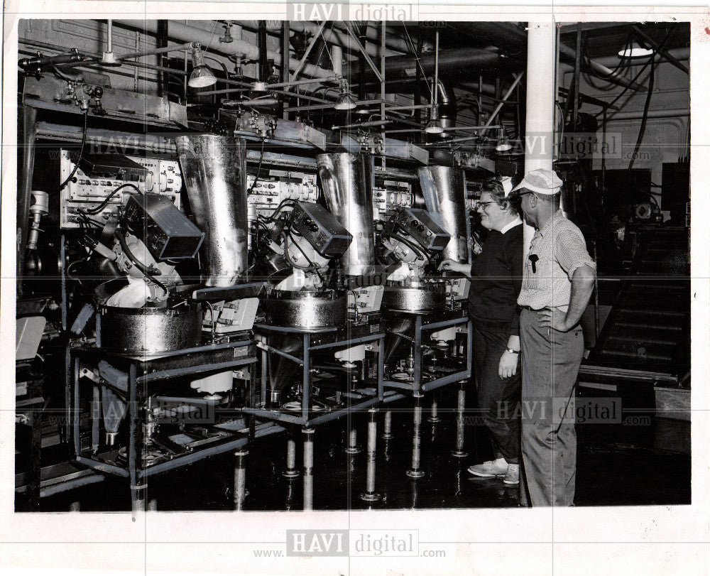 1966 Press Photo Stanfuss operator electric eye - Historic Images