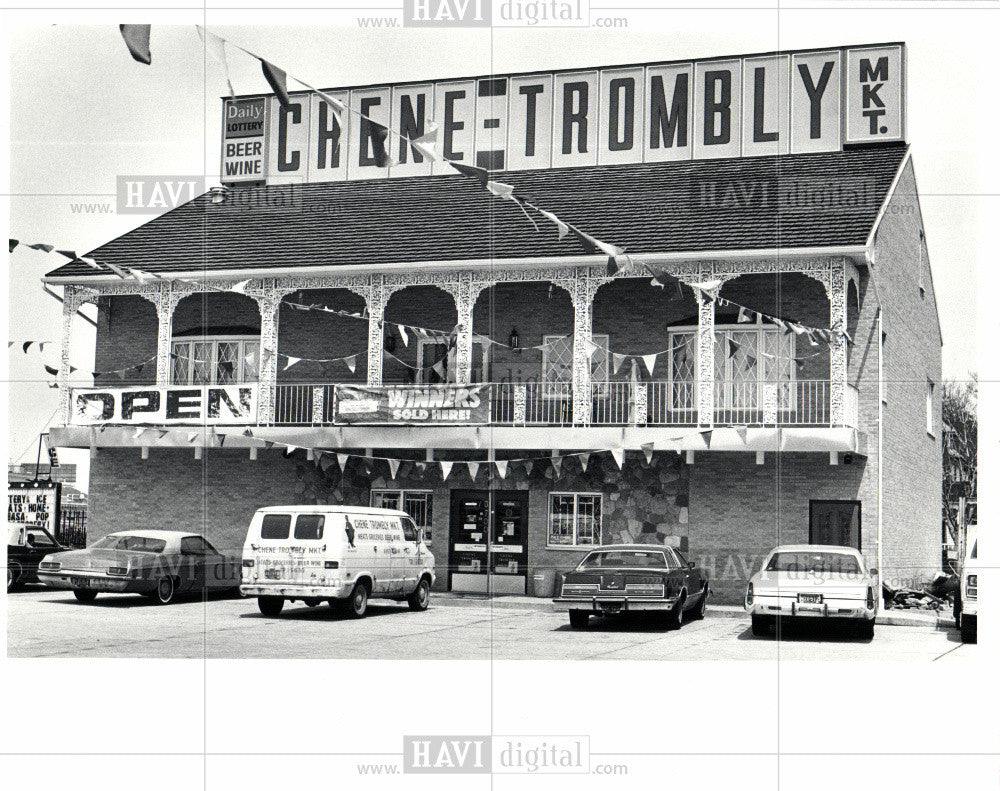 1982 Press Photo CHENE TROMBLY MARKET lottery seller - Historic Images