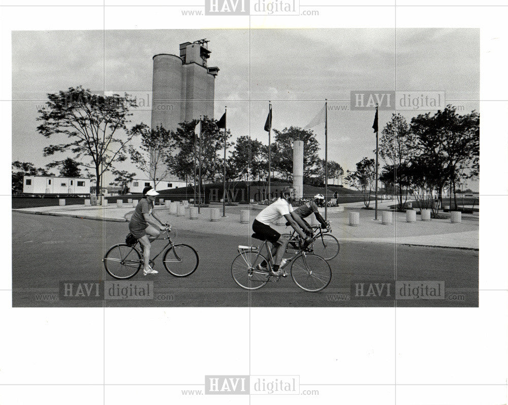 1985 Press Photo Harriet Saperstain - Historic Images