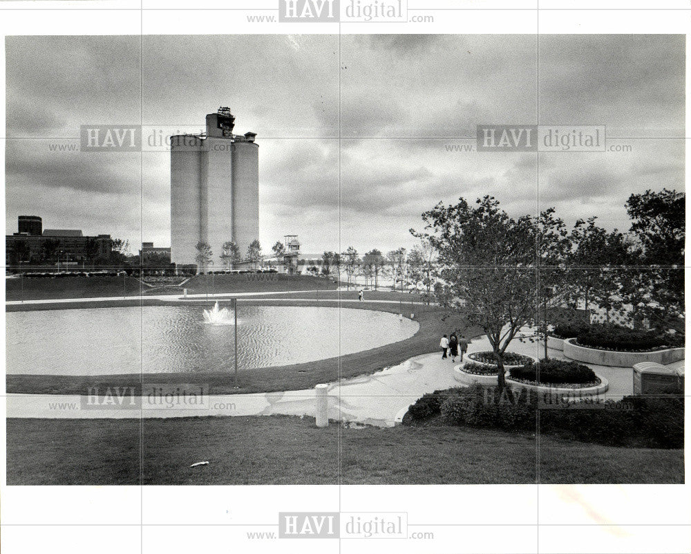 Press Photo Chene Park Detroit River Cement Silo - Historic Images