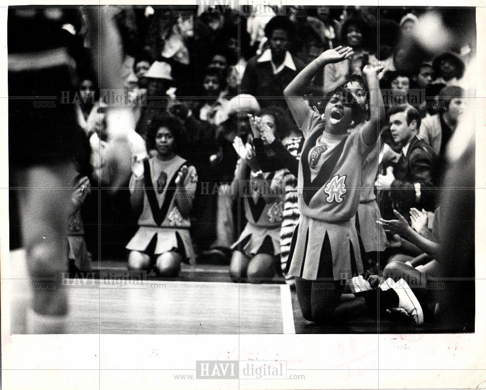 1974 Press Photo basketball Detroit game cheerleader - Historic Images