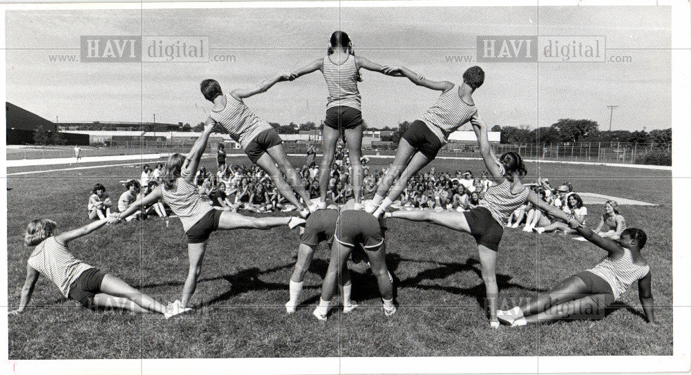 1977 Press Photo cheer camp 23 new cheers each year - Historic Images