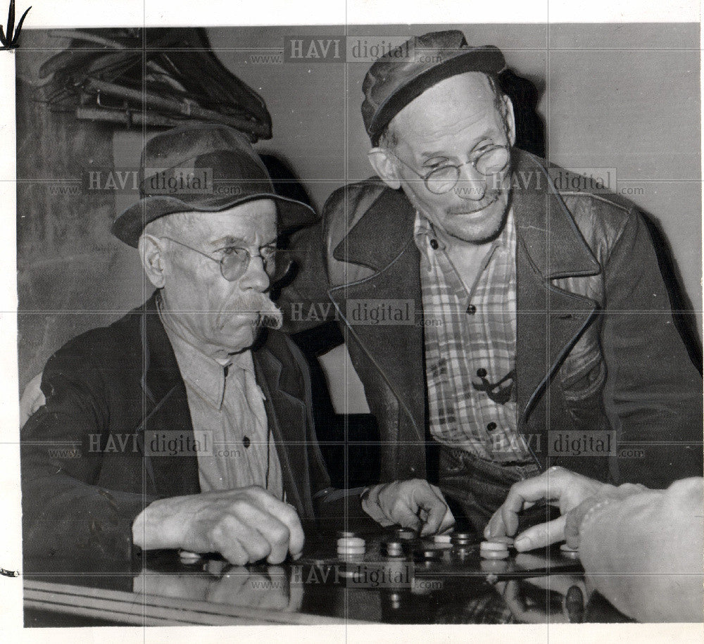 1946 Press Photo Checkers - Historic Images