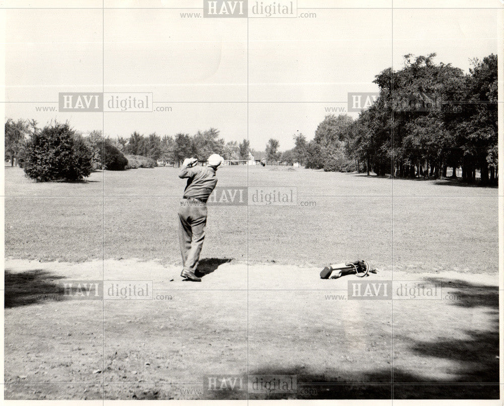 1947 Press Photo Chandler Park golf golfer golfing - Historic Images