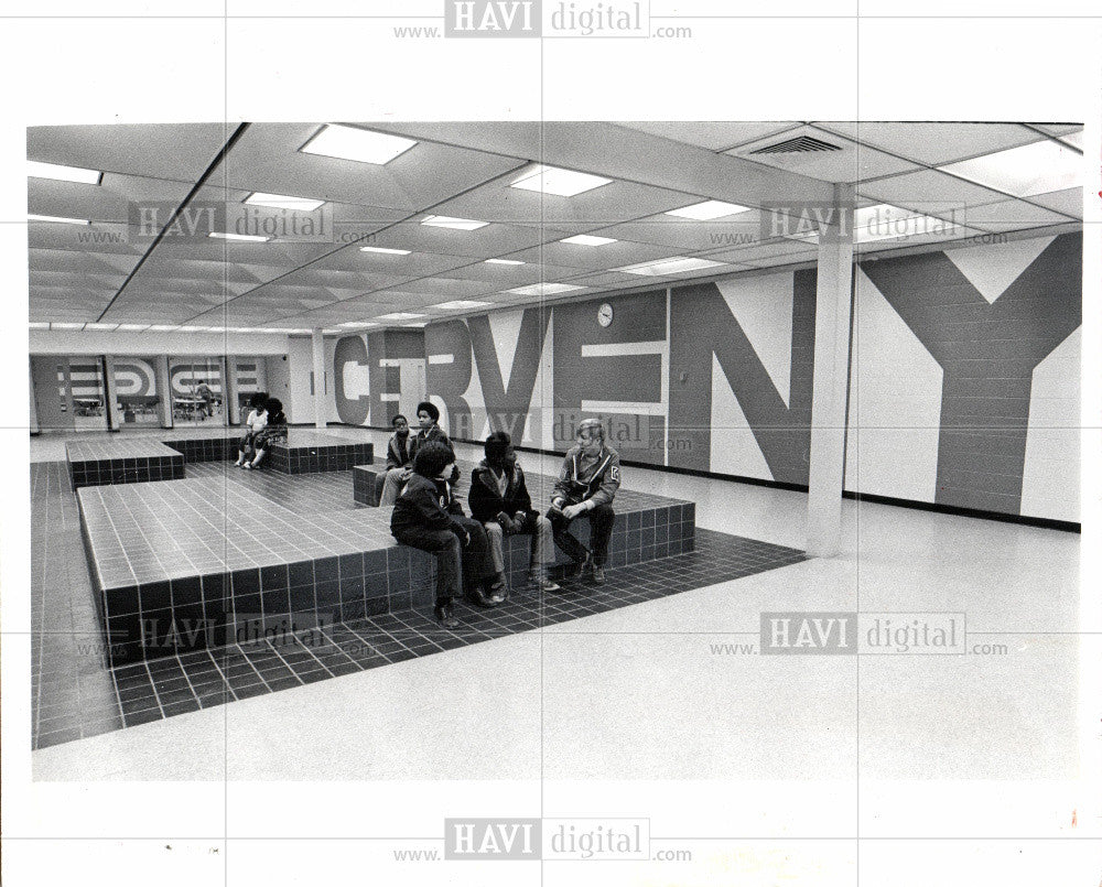 1972 Press Photo Gathering room, Cerveny students - Historic Images