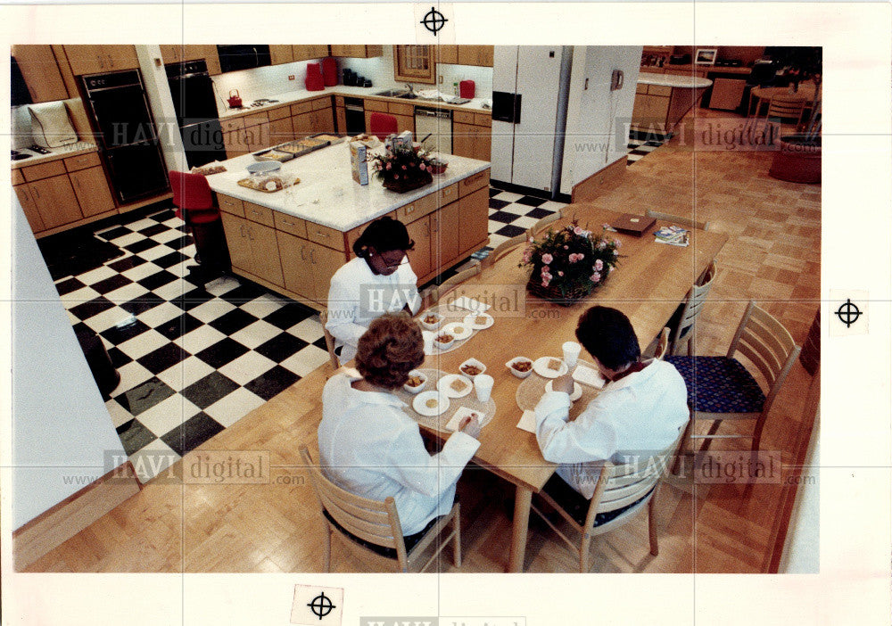 1990 Press Photo Family eating around the kitchen table - Historic Images