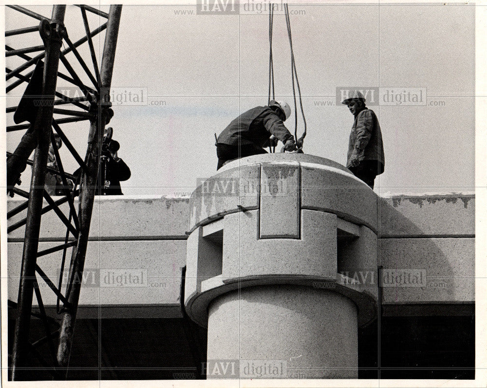 1974 Press Photo Cap in place, remove cables - Historic Images