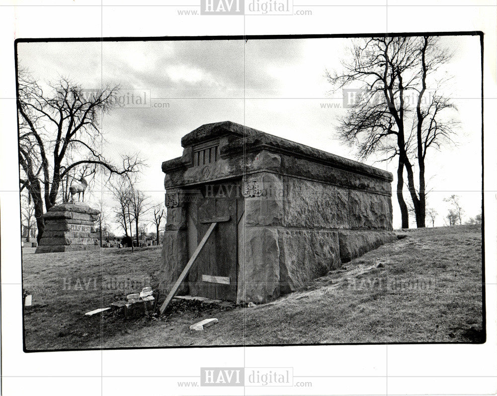 1985 Press Photo Ferris Woodmere Cemetery break - Historic Images