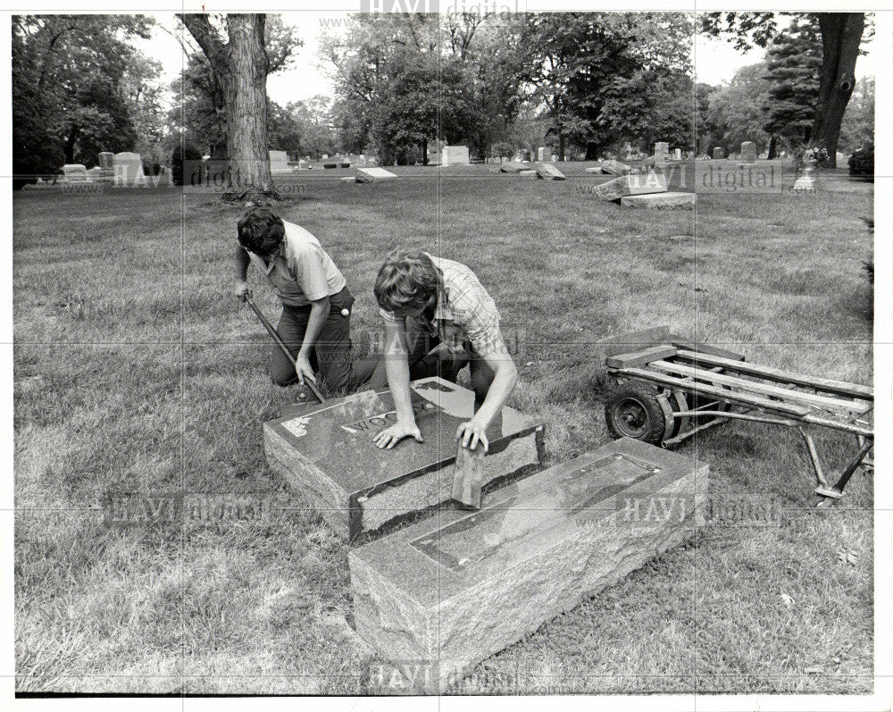 1984 Press Photo Grand Lawn Cemetery Vandal - Historic Images