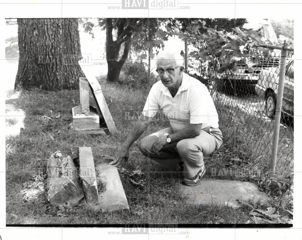 1988 Press Photo Cemetery - Historic Images