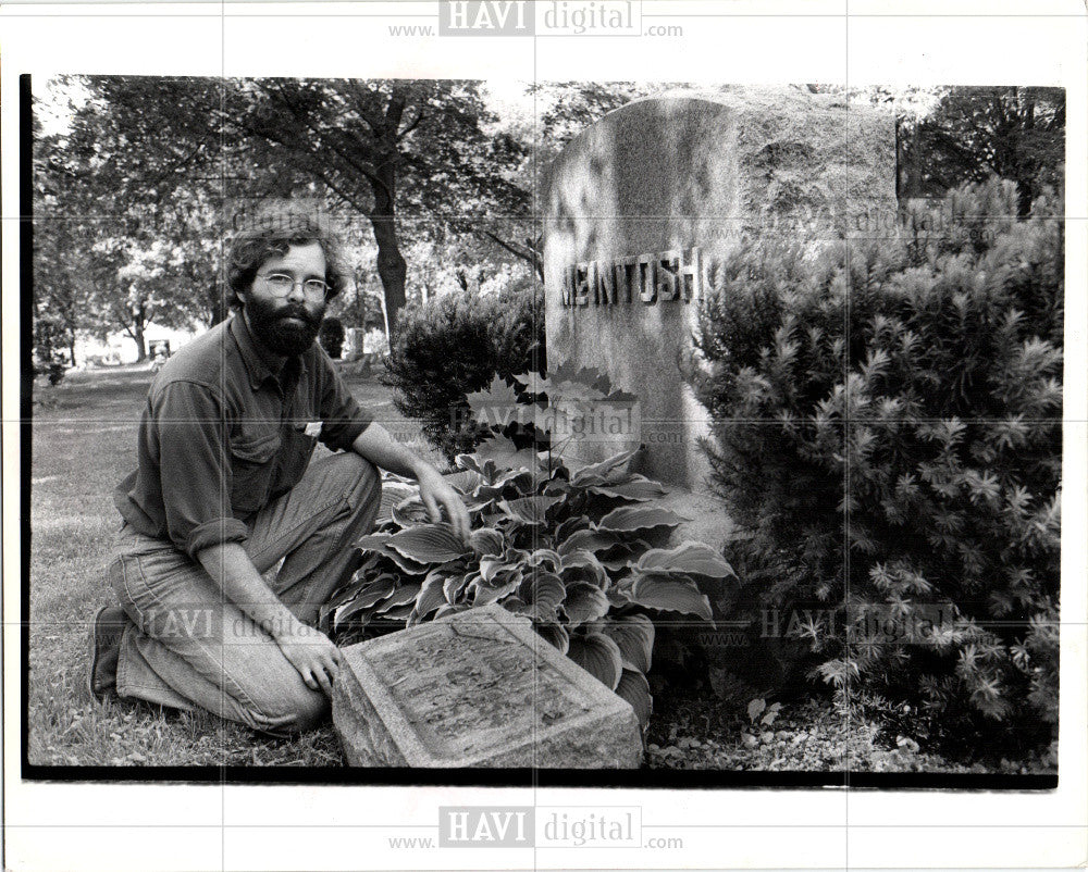 1978 Press Photo Rene Quinette cemetery worker grave - Historic Images