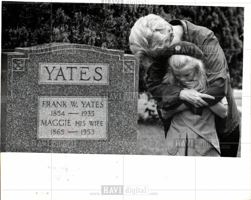 1976 Press Photo Mary Sorensen Cherie cemetery Memorial - Historic Images