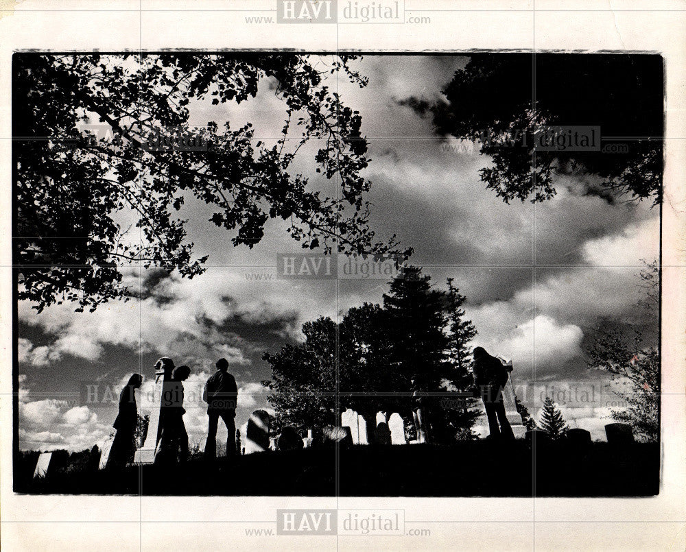 1973 Press Photo Walled Lake Western School Cemetery - Historic Images