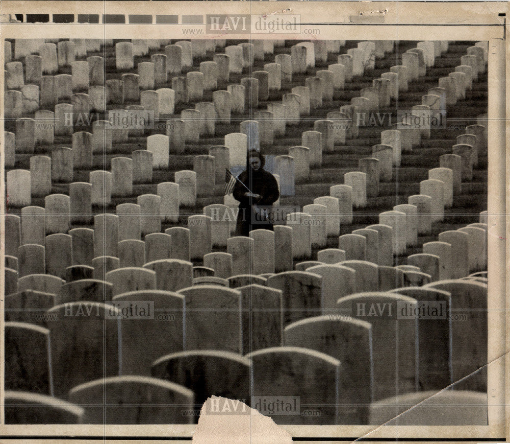 1974 Press Photo cemetery 1974 mourn visit Detroit - Historic Images