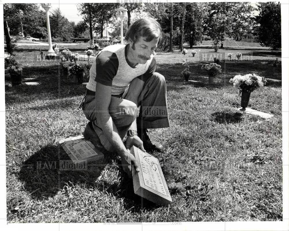 1976 Press Photo Pet Cemetary - Historic Images