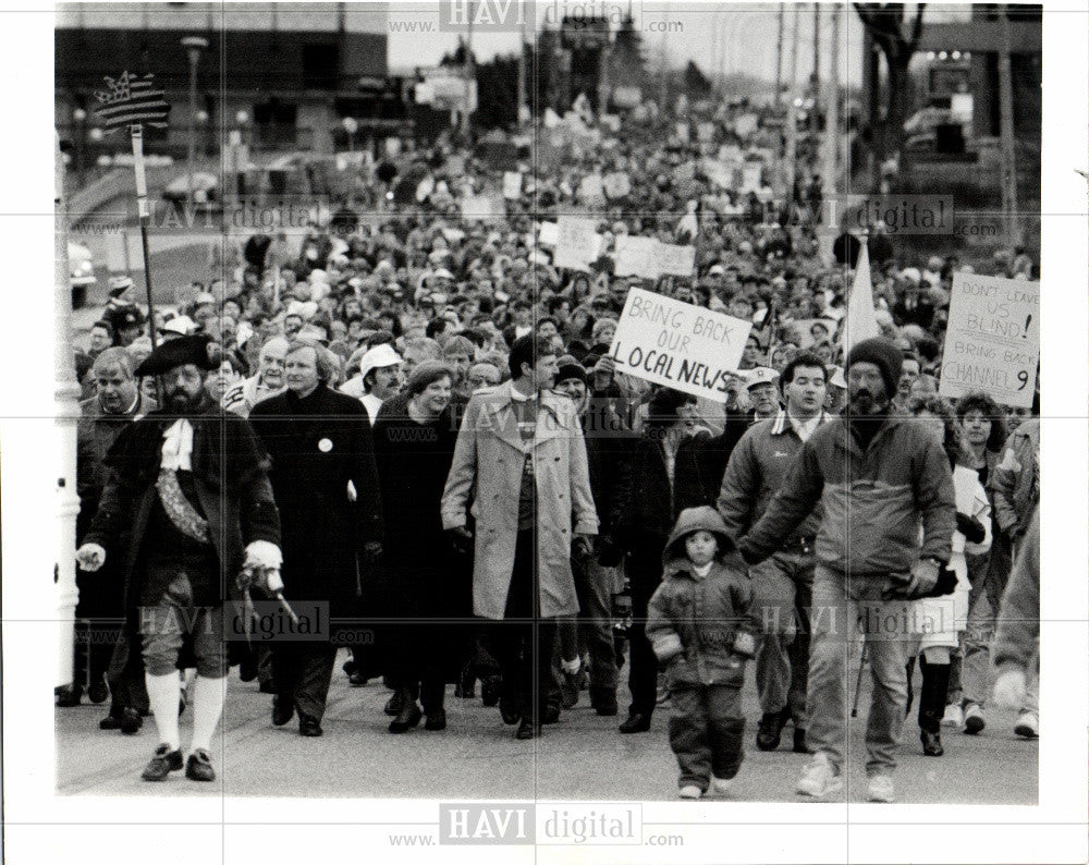 1990 Press Photo crowd, riverside, cbet office - Historic Images