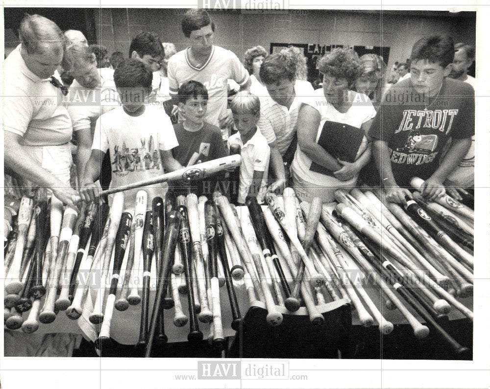 1988 Press Photo CATCH sports memorabilia auction - Historic Images