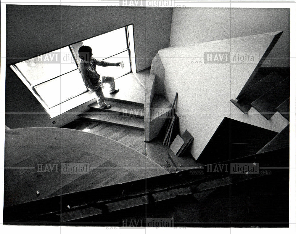 1983 Press Photo Painter Duane Hess checks apartments - Historic Images