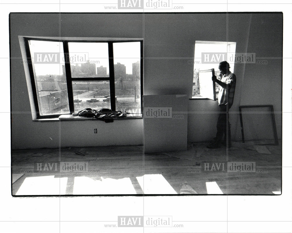 1983 Press Photo cass corridor apartment worker - Historic Images