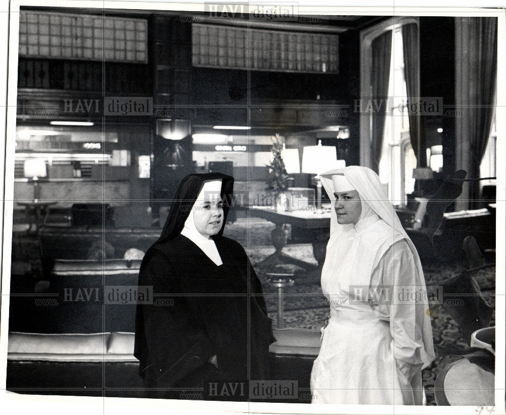 1963 Press Photo Carmel Hall Sister Aquinas and Sister - Historic Images