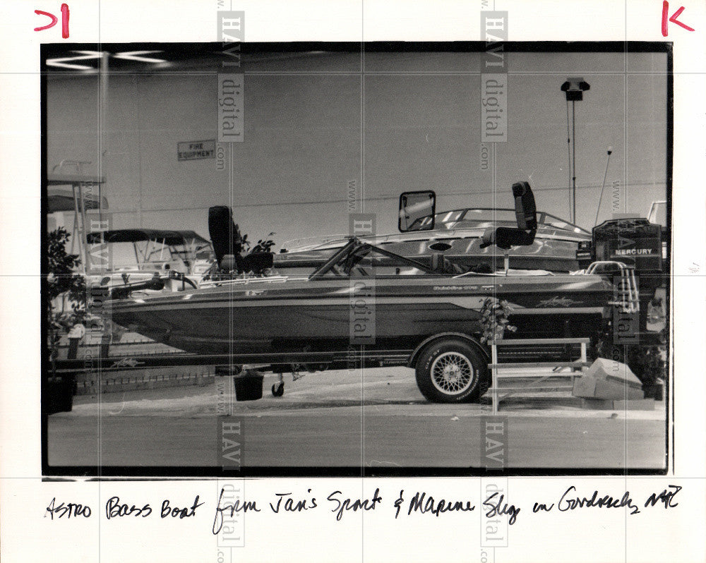 1989 Press Photo astro bass boat show jan sport marine - Historic Images