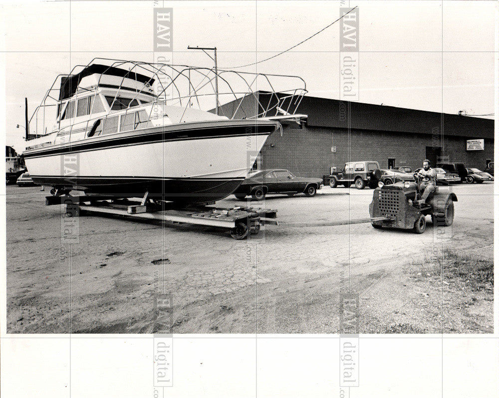 1983 Press Photo A boat is towed in - Historic Images