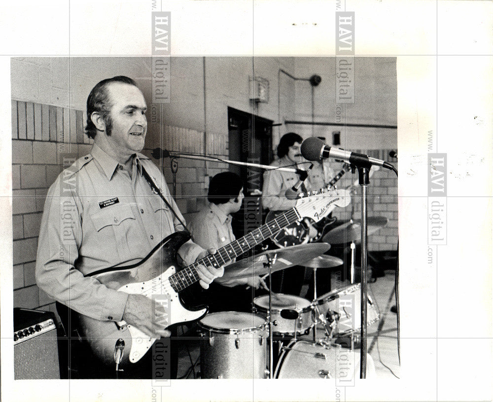 Press Photo Les Cochons Bleus Police Department - Historic Images