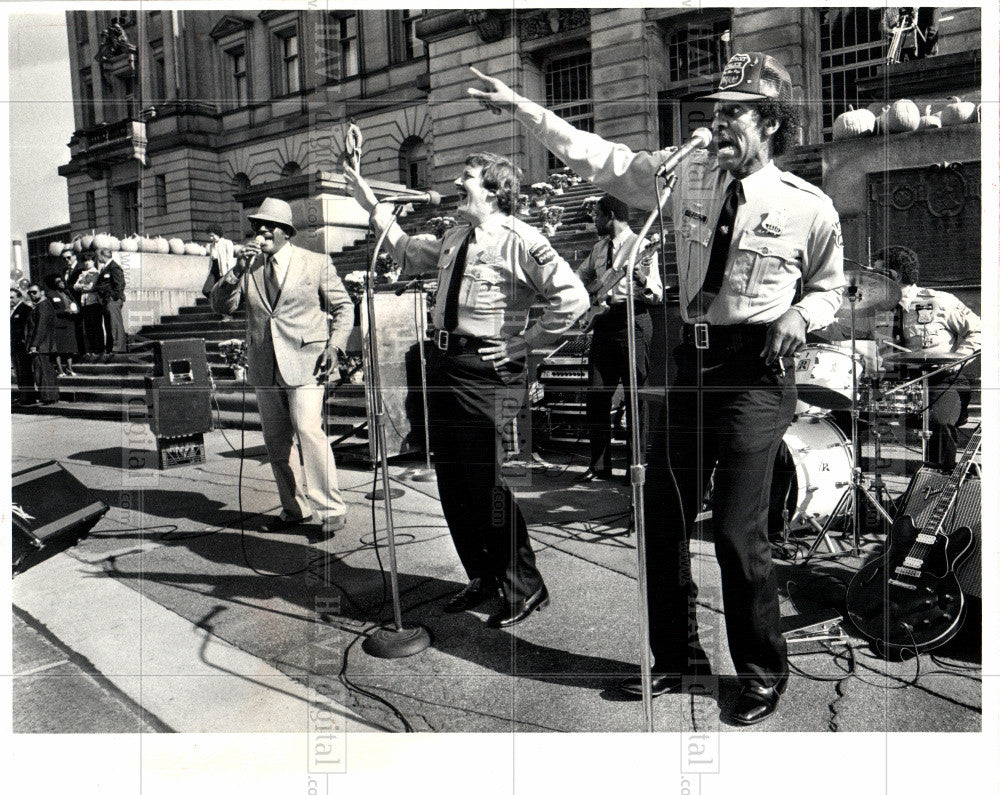 1982 Press Photo Blue Pigs Wayne Courthouse Burrell - Historic Images