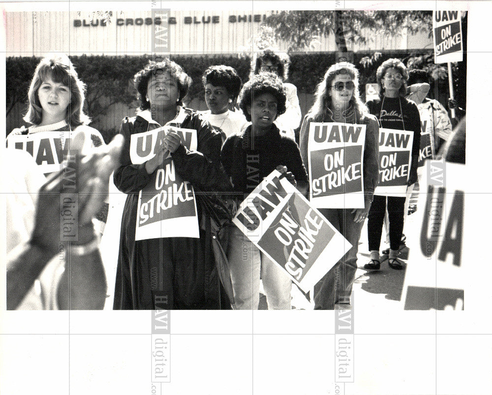 1997 Press Photo Pickets at Blue Cross - Historic Images