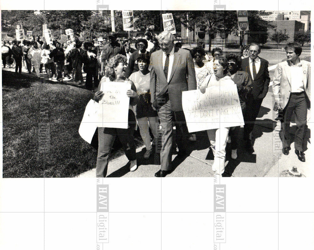 1987 Press Photo Blue Cross - Historic Images