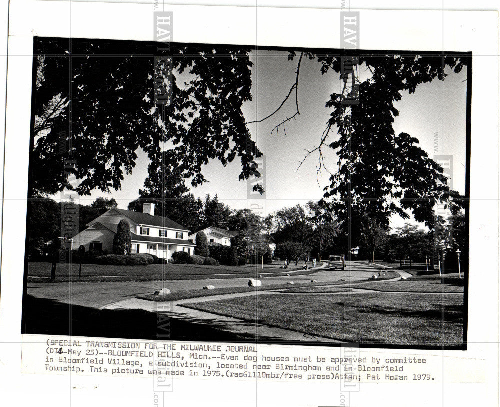 1975 Press Photo Bloomfield village doghouses - Historic Images