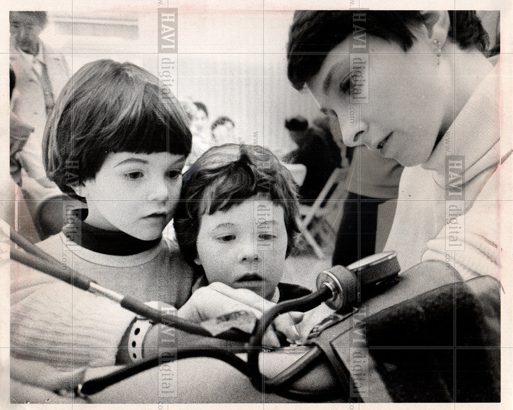 1974 Press Photo Blood pressure taking apparatus - Historic Images