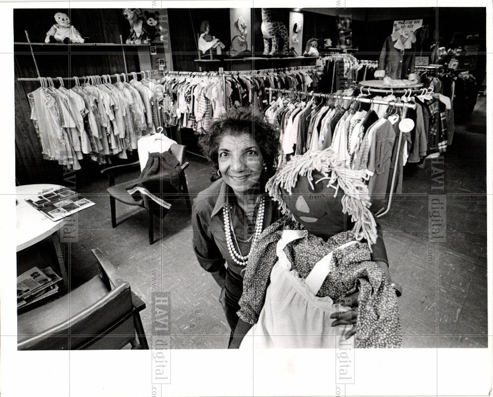 1980 Press Photo Lucille Preston children&#39;s shop - Historic Images