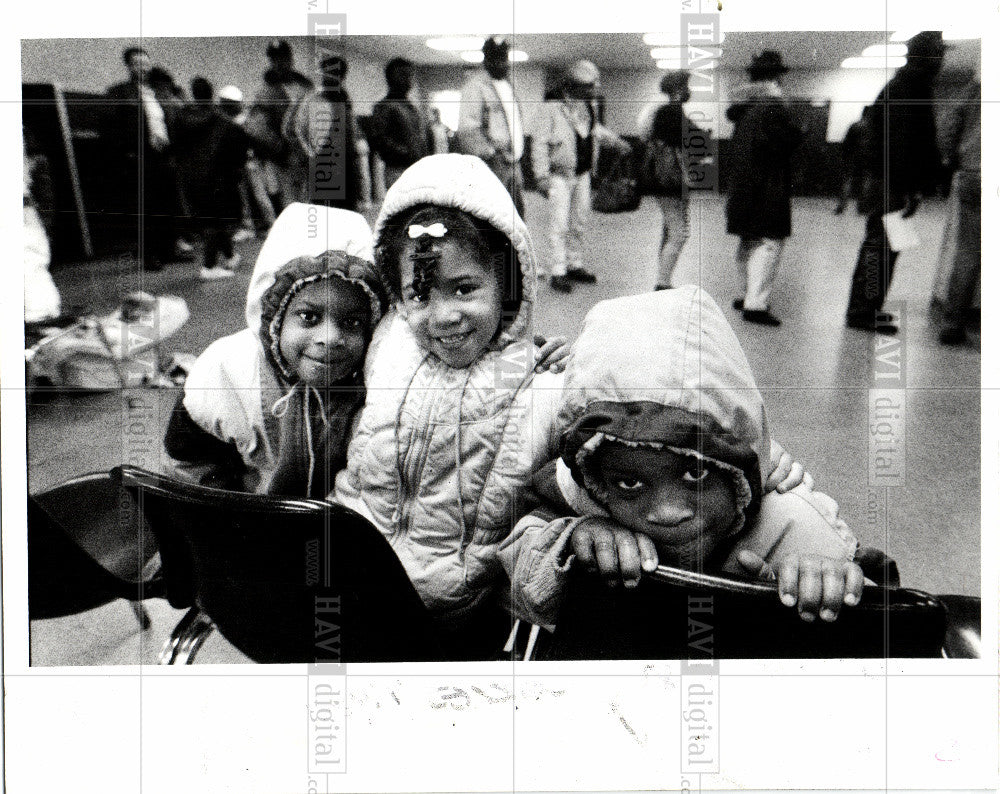 1990 Press Photo Kids at MESC Detroit Unemployment 1990 - Historic Images