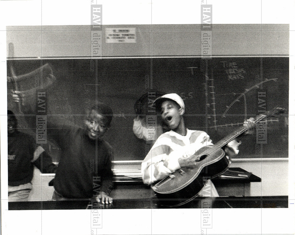 1990 Press Photo Detroit middle school students Oakland - Historic Images