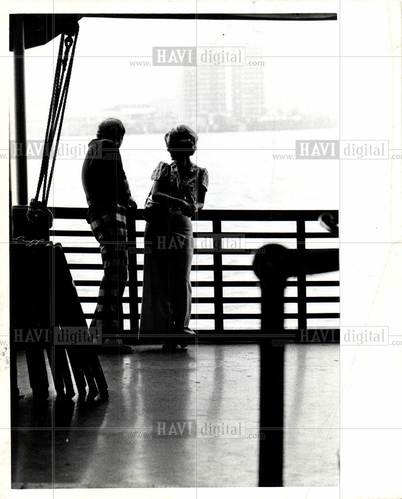 1973 Press Photo man woman looking - Historic Images