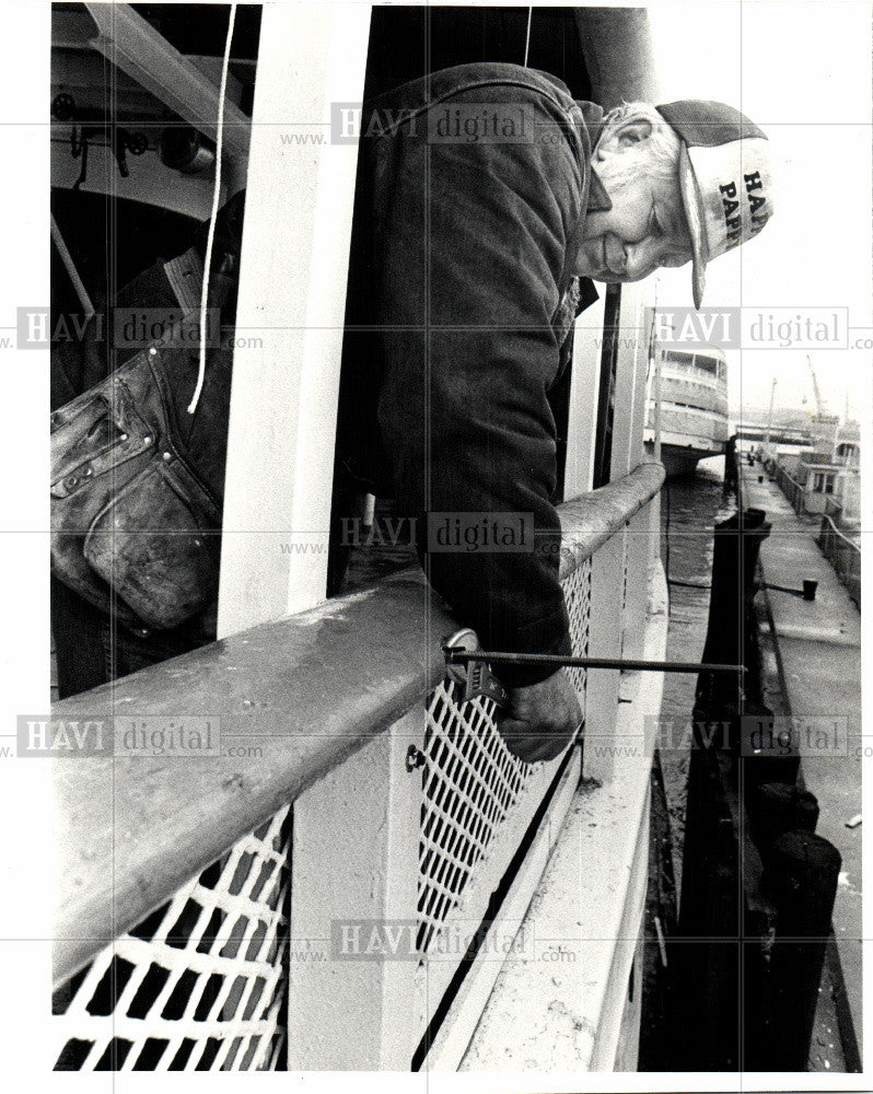 1983 Press Photo sprucing,april,dumping,tigers,bob - Historic Images