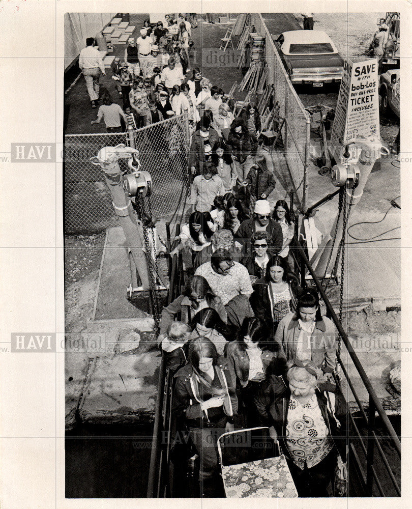 1974 Press Photo Bob Lo Island Boats Dock Crowd Queue - Historic Images