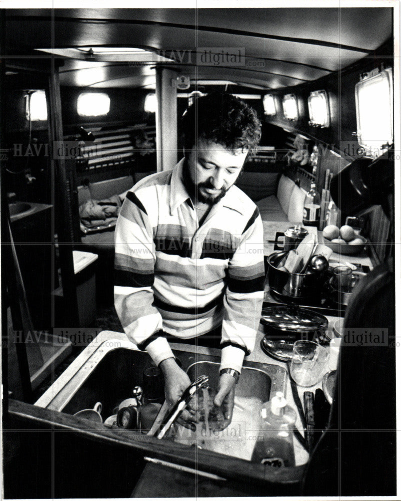 1982 Press Photo Harry Columbo boat living boating - Historic Images