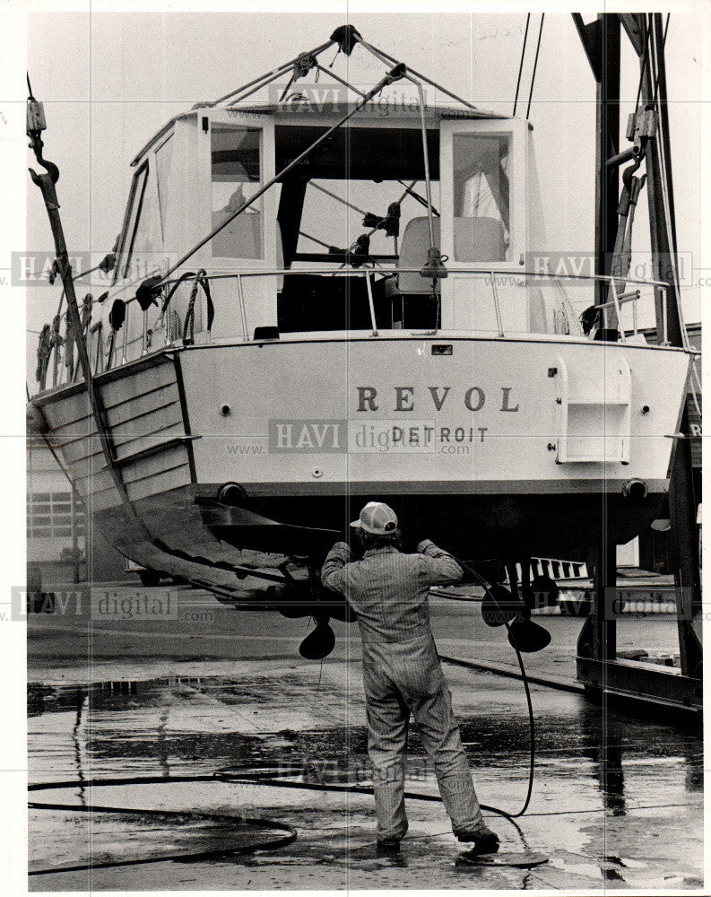 1983 Press Photo Steam clean the bottom of a boat - Historic Images