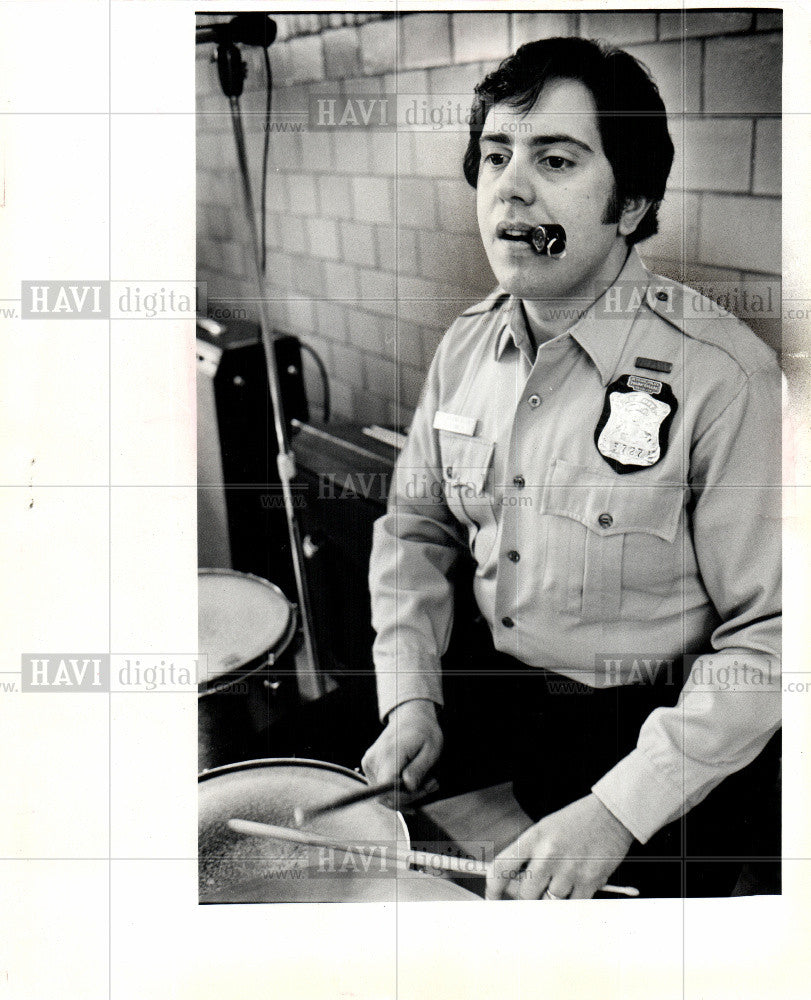 1975 Press Photo Jim Fortunato Les Cochons Bleu - Historic Images