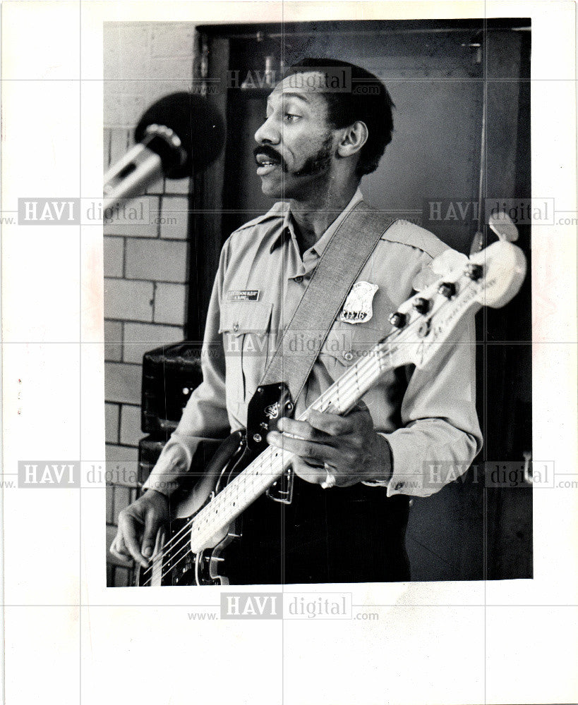 1975 Press Photo Hugh Burrell bass Les cochons Bleu - Historic Images