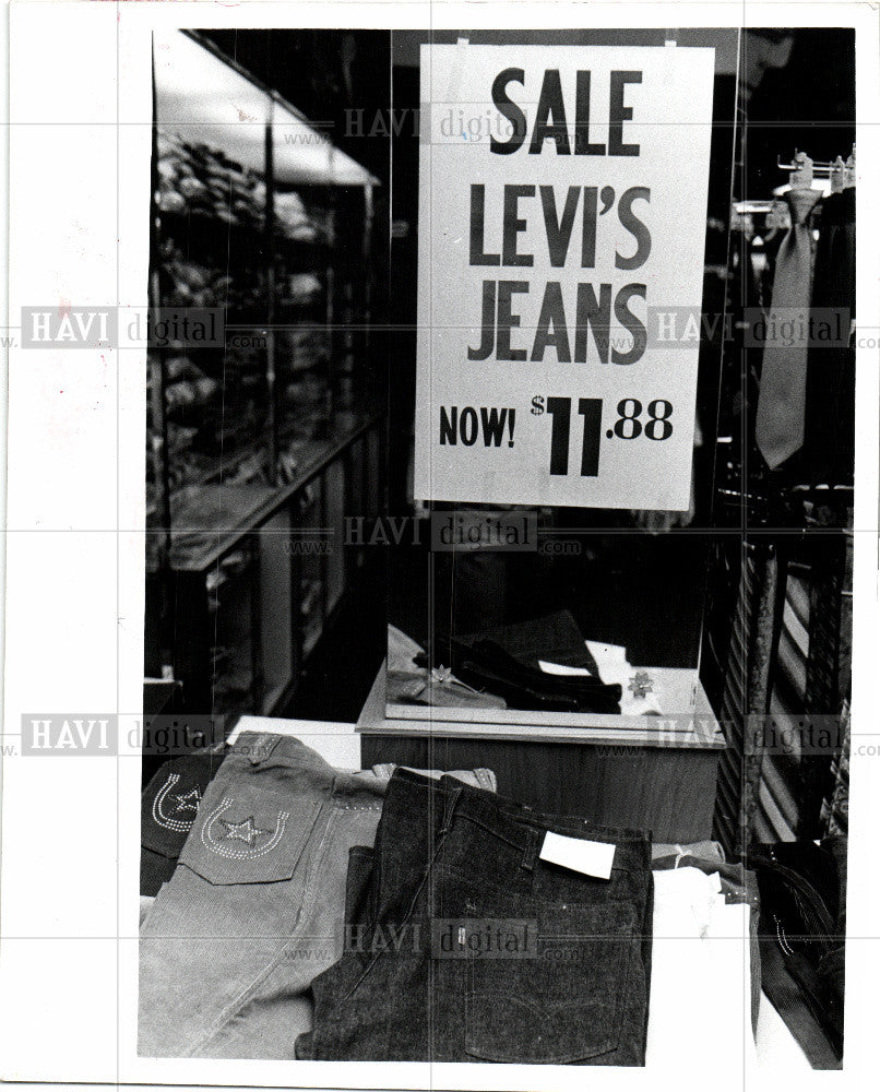 1977 Press Photo BLUE JEANS Sale LEVI&#39;S JEANS - Historic Images