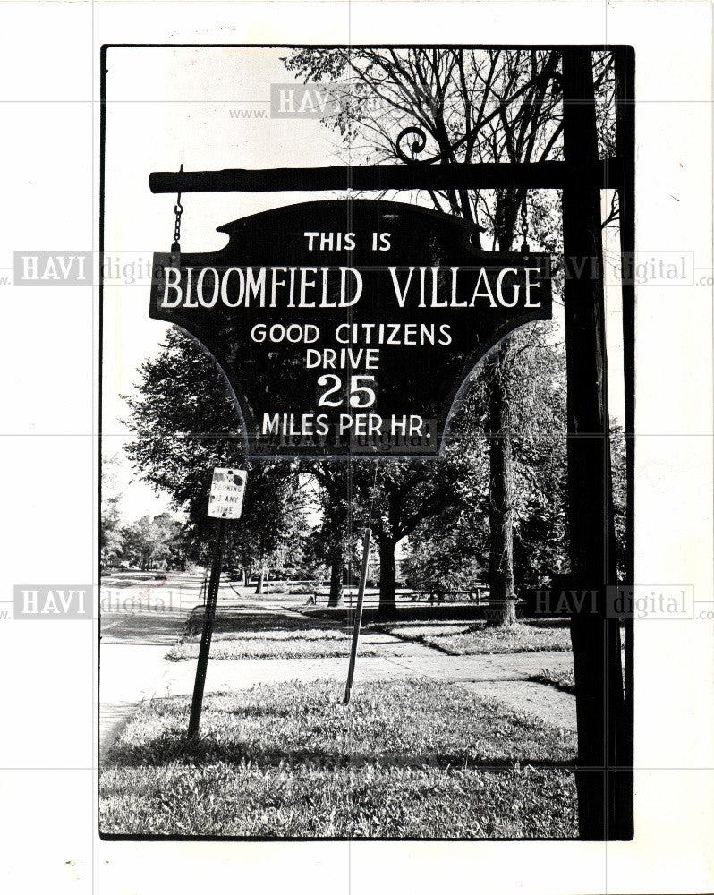 1975 Press Photo Bloomfield Village - Historic Images