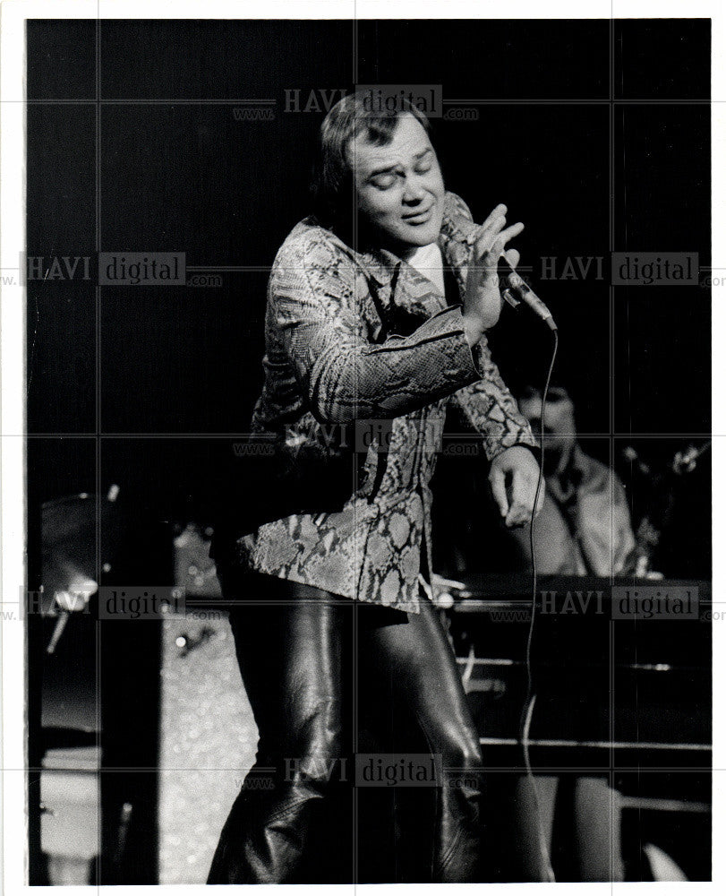 1970 Press Photo sing,song,auditorium,mike,stage - Historic Images