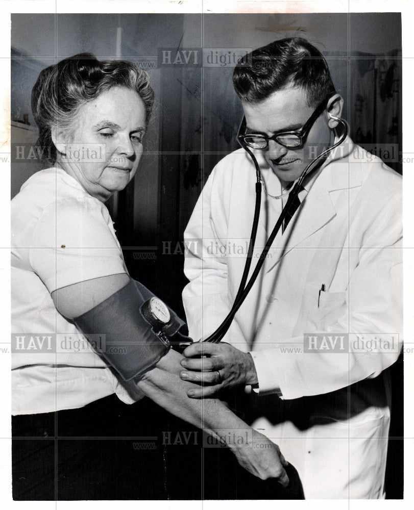 1963 Press Photo Doctor Blood Pressure Lutheran Clinic - Historic Images