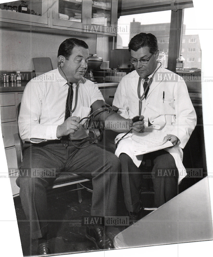 1963 Press Photo Blood pressure, Dr. F. James Conway - Historic Images