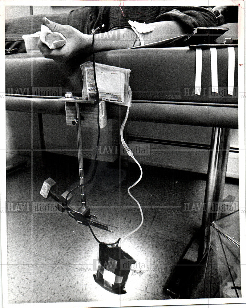 1981 Press Photo Red Cross Blood Donor - Historic Images