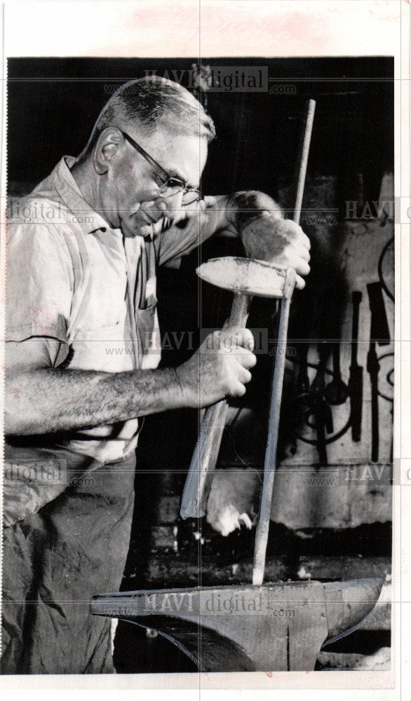 1965 Press Photo blacksmith craftsman iron steel forge - Historic Images