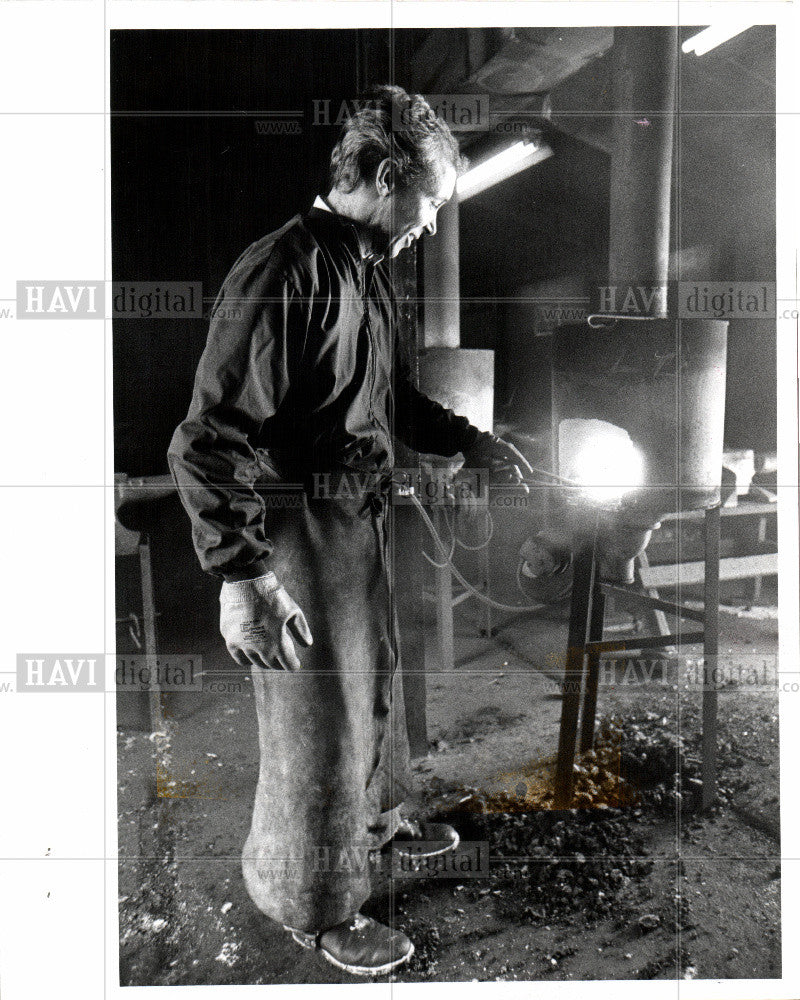 1977 Press Photo Blacksmith - Historic Images